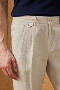 Completo estivo da uomo composto da giacca in lino verde salvia con zip e pantaloni beige, elegante e casual.