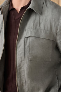 Completo estivo da uomo composto da giacca in lino verde salvia con zip e pantaloni beige, elegante e casual.