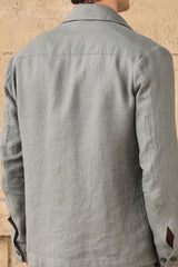 Completo estivo da uomo composto da giacca in lino verde salvia con zip e pantaloni beige, elegante e casual.