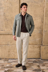 Completo estivo da uomo composto da giacca in lino verde salvia con zip e pantaloni beige, elegante e casual.