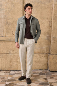 Completo estivo da uomo composto da giacca in lino verde salvia con zip e pantaloni beige, elegante e casual.