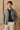 Completo estivo da uomo composto da giacca in lino verde salvia con zip e pantaloni beige, elegante e casual.