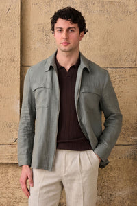 Completo estivo da uomo composto da giacca in lino verde salvia con zip e pantaloni beige, elegante e casual.