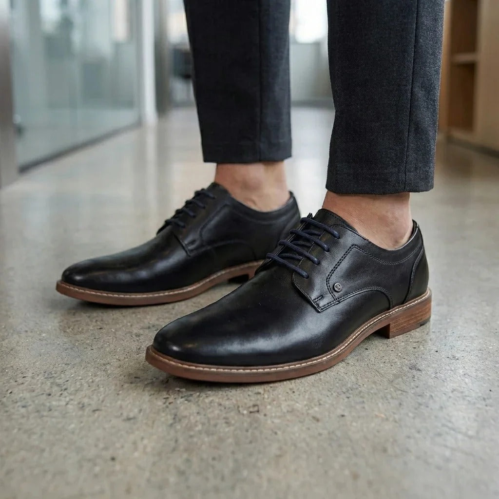 Scarpe Derby eleganti da uomo in pelle nera lucida.