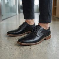 Scarpe Derby eleganti da uomo in pelle nera lucida.
