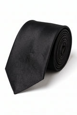 Completo da uomo con cravatta nera, fazzoletto da taschino e gemelli.