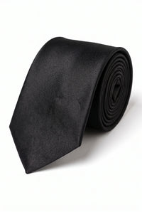 Completo da uomo con cravatta nera, fazzoletto da taschino e gemelli.