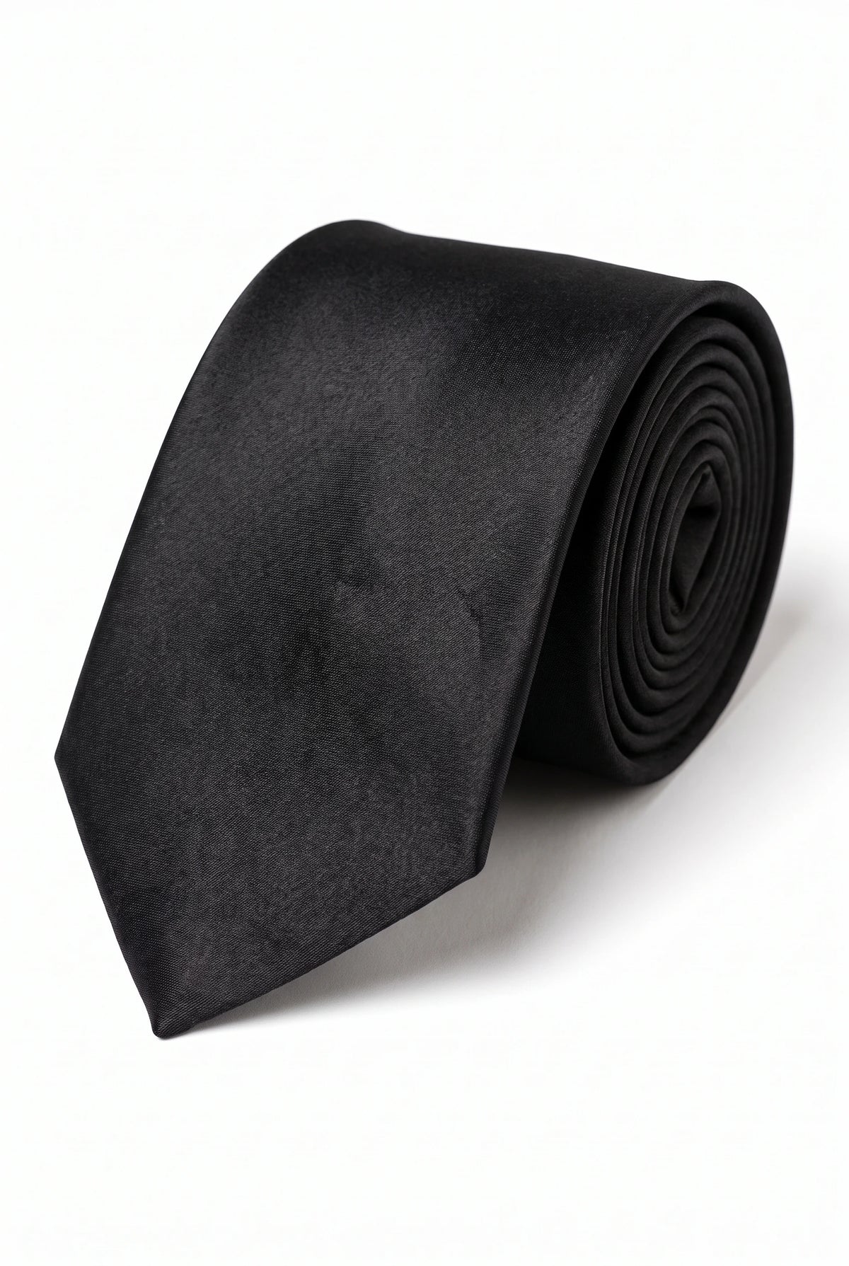 Completo da uomo con cravatta nera, fazzoletto da taschino e gemelli.