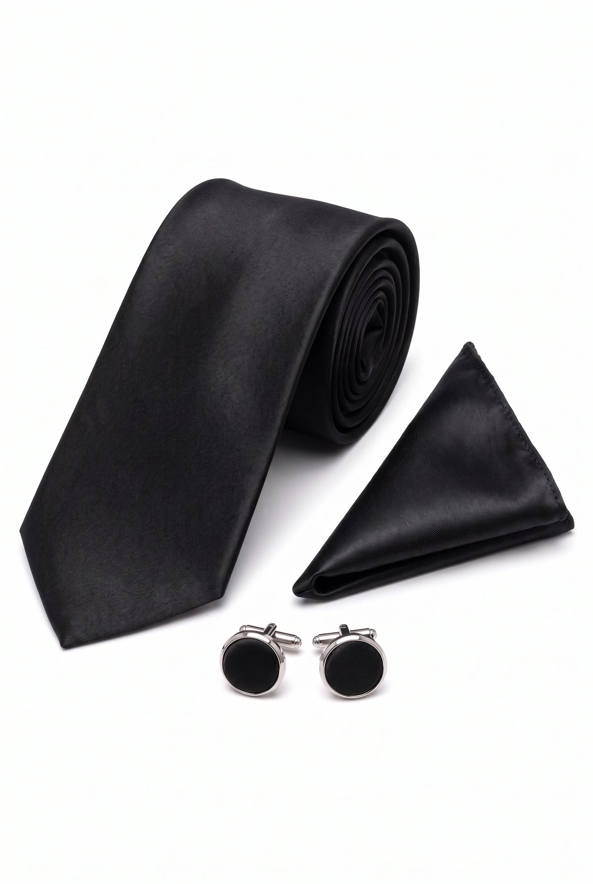 Completo da uomo con cravatta nera, fazzoletto da taschino e gemelli.