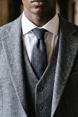 Cravatta da uomo in tweed di misto lana nera