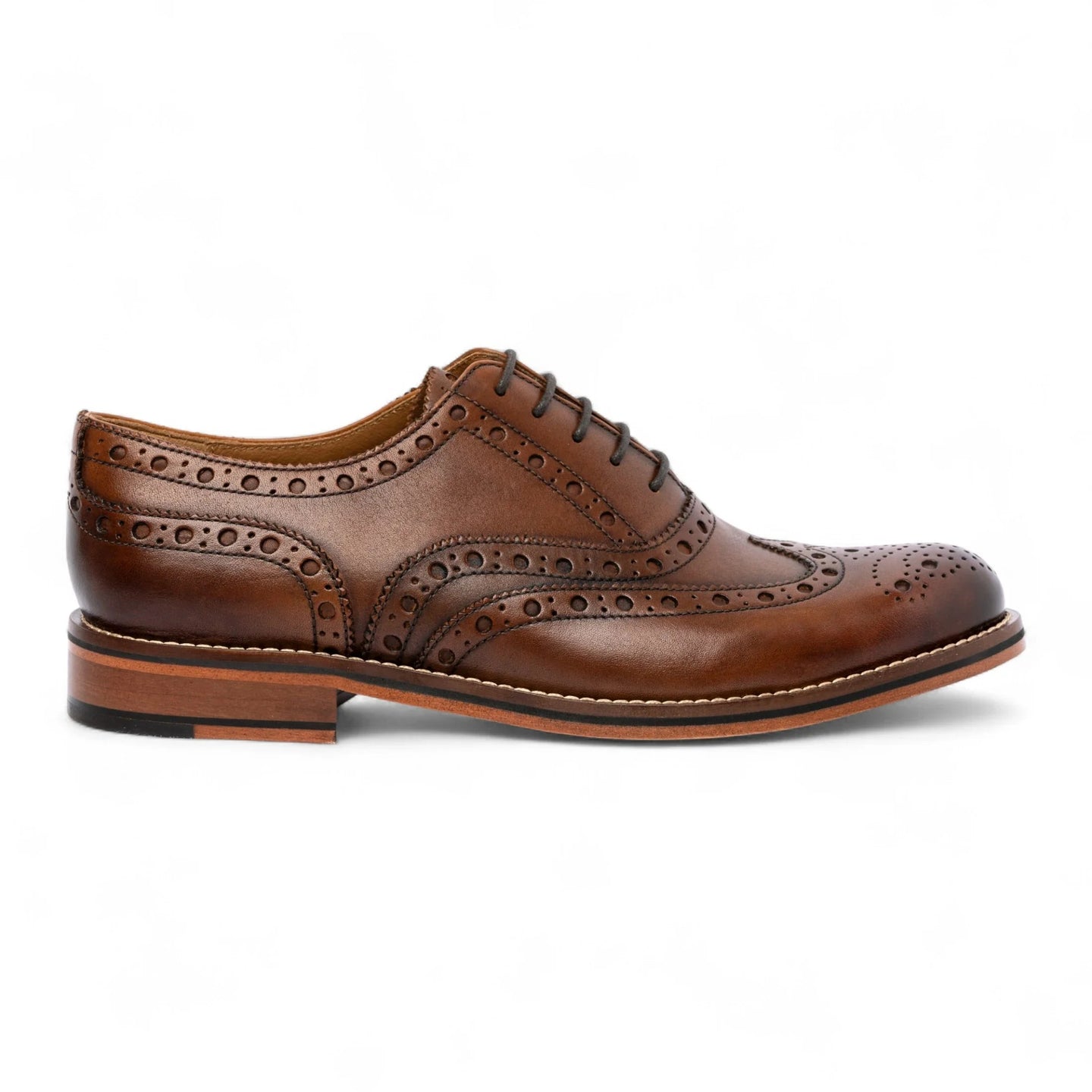 Scarpe Oxford brogue da uomo in pelle marrone con punta a coda di rondine.
