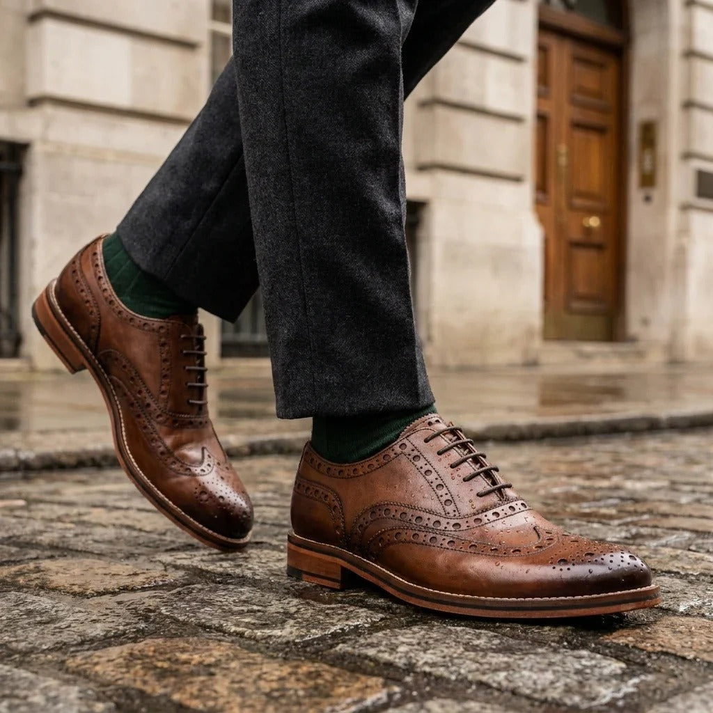 Scarpe Oxford brogue da uomo in pelle marrone con punta a coda di rondine.
