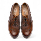 Scarpe Oxford brogue da uomo in pelle marrone con punta a coda di rondine.
