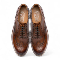Scarpe Oxford brogue da uomo in pelle marrone con punta a coda di rondine.