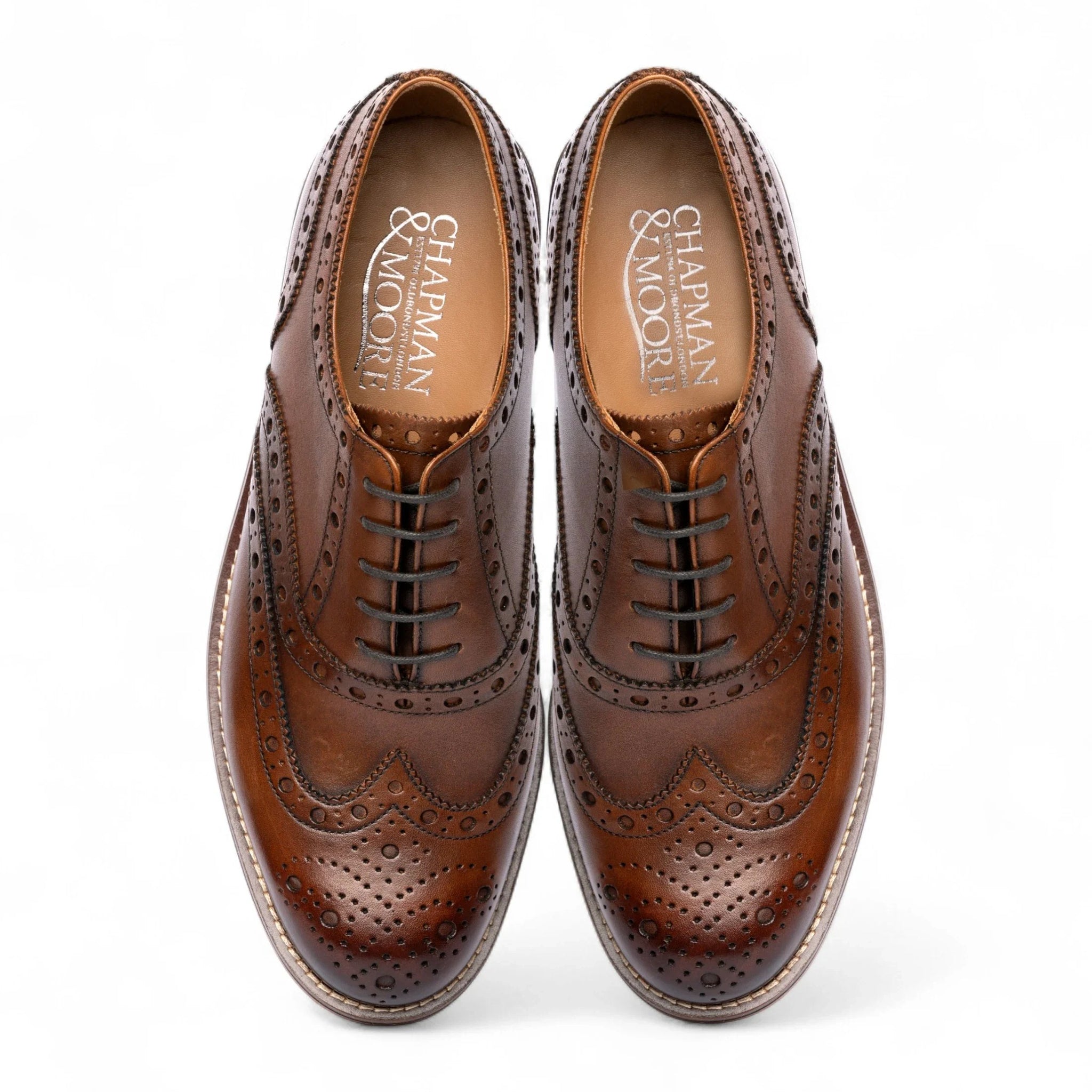 Scarpe Oxford brogue da uomo in pelle marrone con punta a coda di rondine.