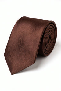 Set da uomo con cravatta marrone, fazzoletto da taschino e gemelli.