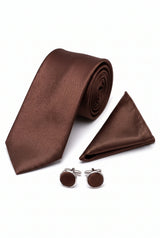 Set da uomo con cravatta marrone, fazzoletto da taschino e gemelli.