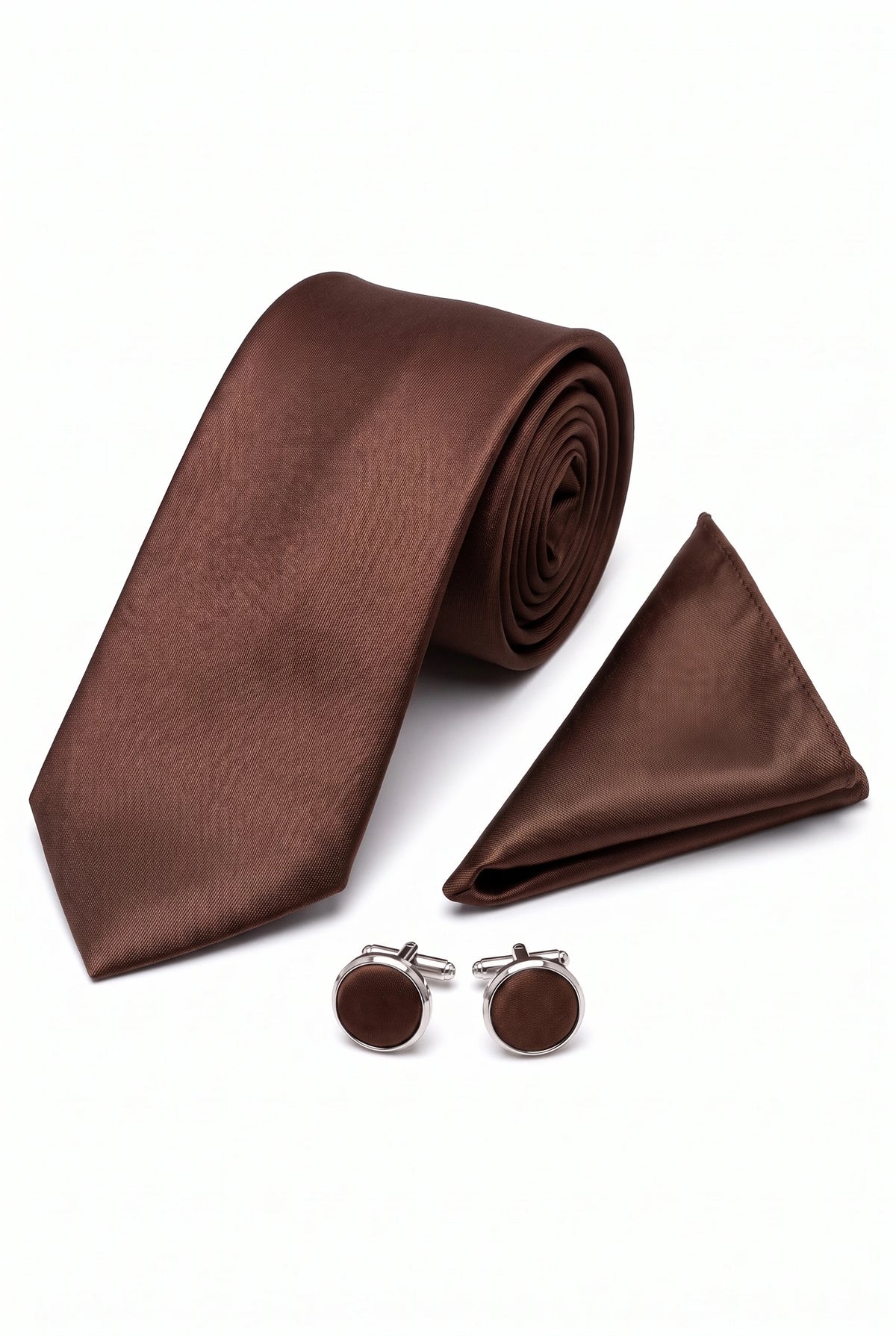 Set da uomo con cravatta marrone, fazzoletto da taschino e gemelli.
