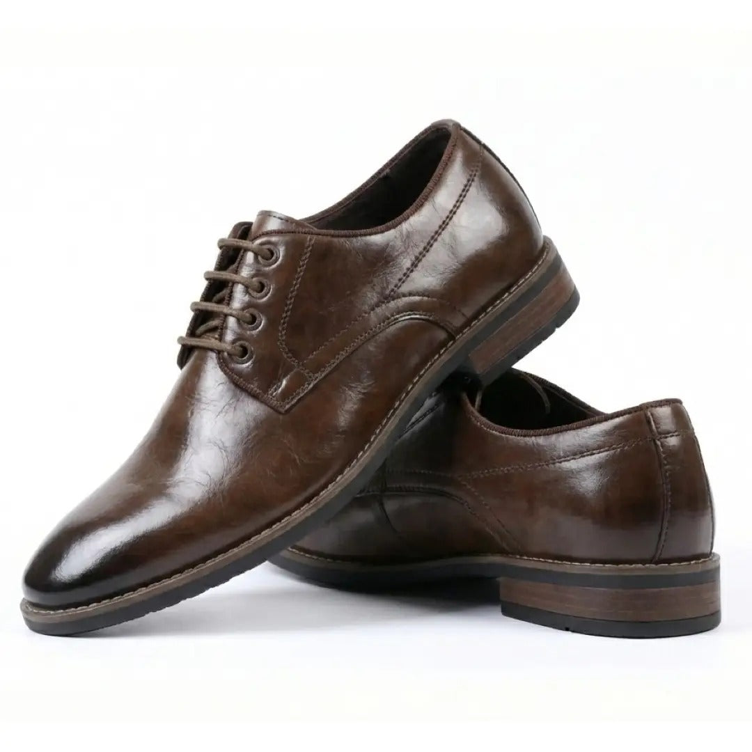 Scarpe Derby classiche da uomo con punta liscia e lacci.
