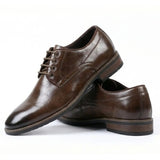 Scarpe Derby classiche da uomo con punta liscia e lacci.