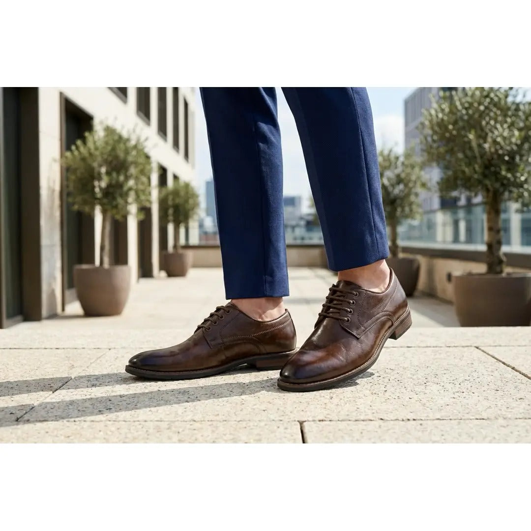 Scarpe Derby classiche da uomo con punta liscia e lacci.
