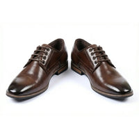 Scarpe Derby classiche da uomo con punta liscia e lacci.