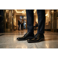 Scarpe Derby classiche da uomo con punta liscia e lacci.