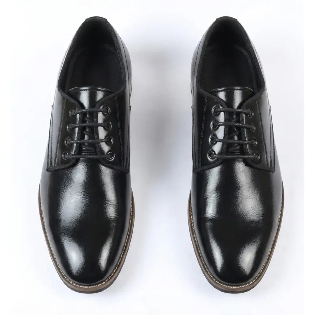 Scarpe Derby classiche da uomo con punta liscia e lacci.