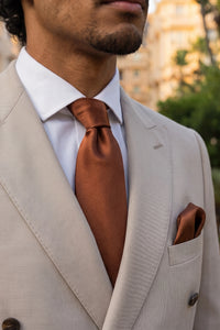 Set da uomo in rame con cravatta, fazzoletto da taschino e gemelli.