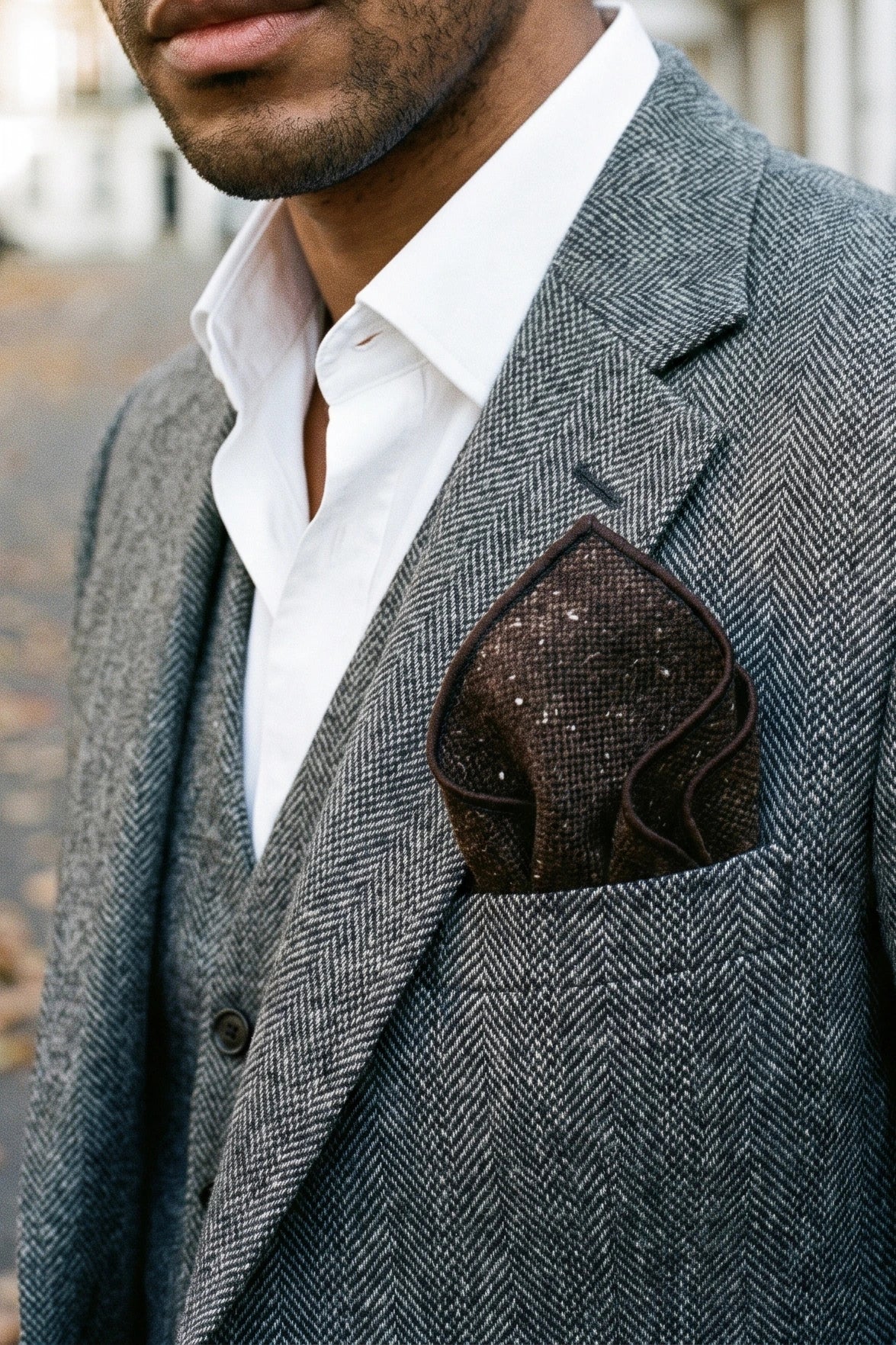 Fazzoletto da taschino da uomo in misto lana tweed marrone scuro