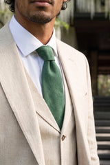 Cravatta da uomo verde con finitura scamosciata