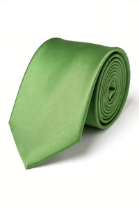 Set da uomo con cravatta verde, fazzoletto da taschino e gemelli abbinati.