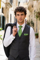 Set da uomo con cravatta verde, fazzoletto da taschino e gemelli abbinati.