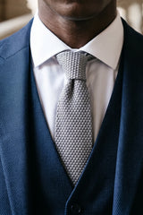 Cravatta da uomo grigia in maglia, tinta unita