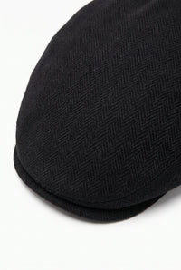 Berretto piatto classico da uomo nero