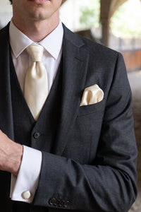 Set da uomo color avorio con cravatta, fazzoletto da taschino e gemelli.