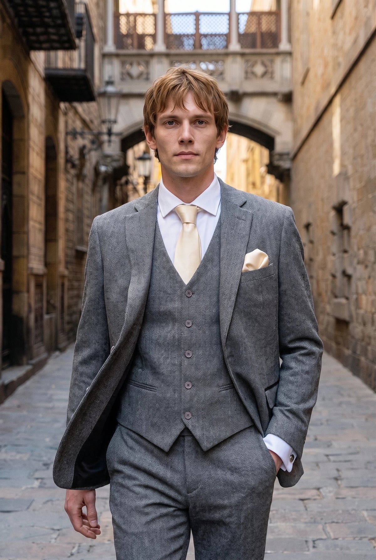 Set da uomo color avorio con cravatta, fazzoletto da taschino e gemelli.