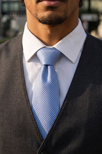 Cravatta da uomo in tessuto a trama leggera, colore azzurro chiaro.
