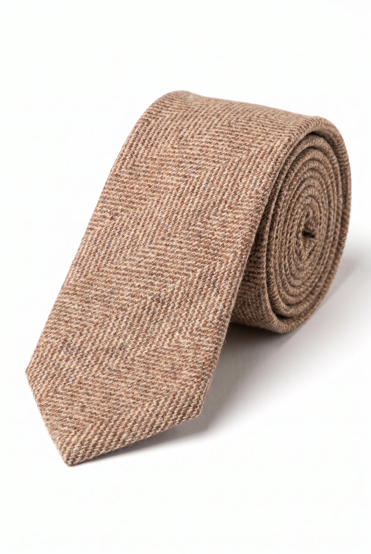 Cravatta da uomo in tweed di misto lana a spina di pesce, colore marrone chiaro.