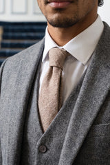 Cravatta da uomo in tweed di misto lana a spina di pesce, colore marrone chiaro.