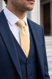 Cravatta da uomo in pelle scamosciata color giallo chiaro