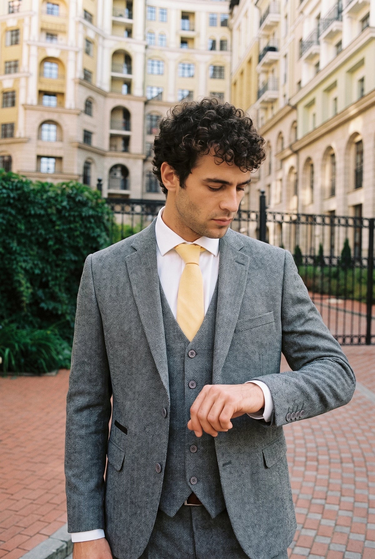 Cravatta da uomo in pelle scamosciata color giallo chiaro