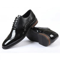 Scarpe Oxford da uomo con punta a coda di rondine in similpelle verniciata.