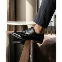 Scarpe Oxford da uomo con punta a coda di rondine in similpelle verniciata.