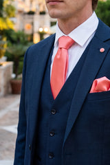 Set da uomo color pesca con cravatta, fazzoletto da taschino e gemelli.