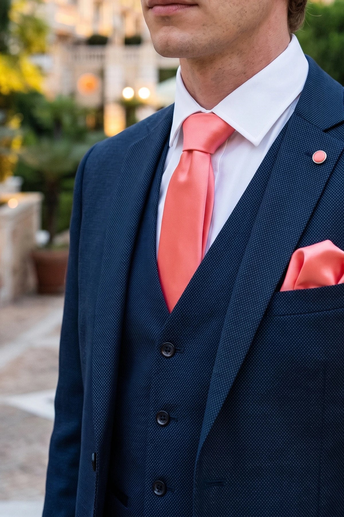 Set da uomo color pesca con cravatta, fazzoletto da taschino e gemelli.