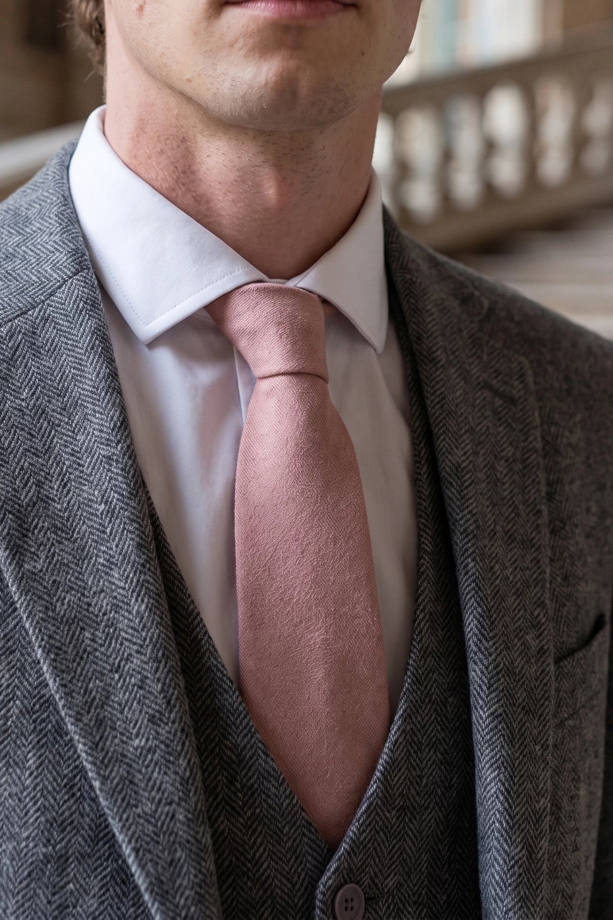 Cravatta da uomo rosa con finitura scamosciata