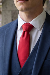 Cravatta da uomo rossa, tinta unita, slim.