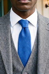 Cravatta da uomo blu royal con finitura scamosciata
