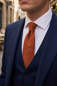 Cravatta da uomo in pelle scamosciata color ruggine